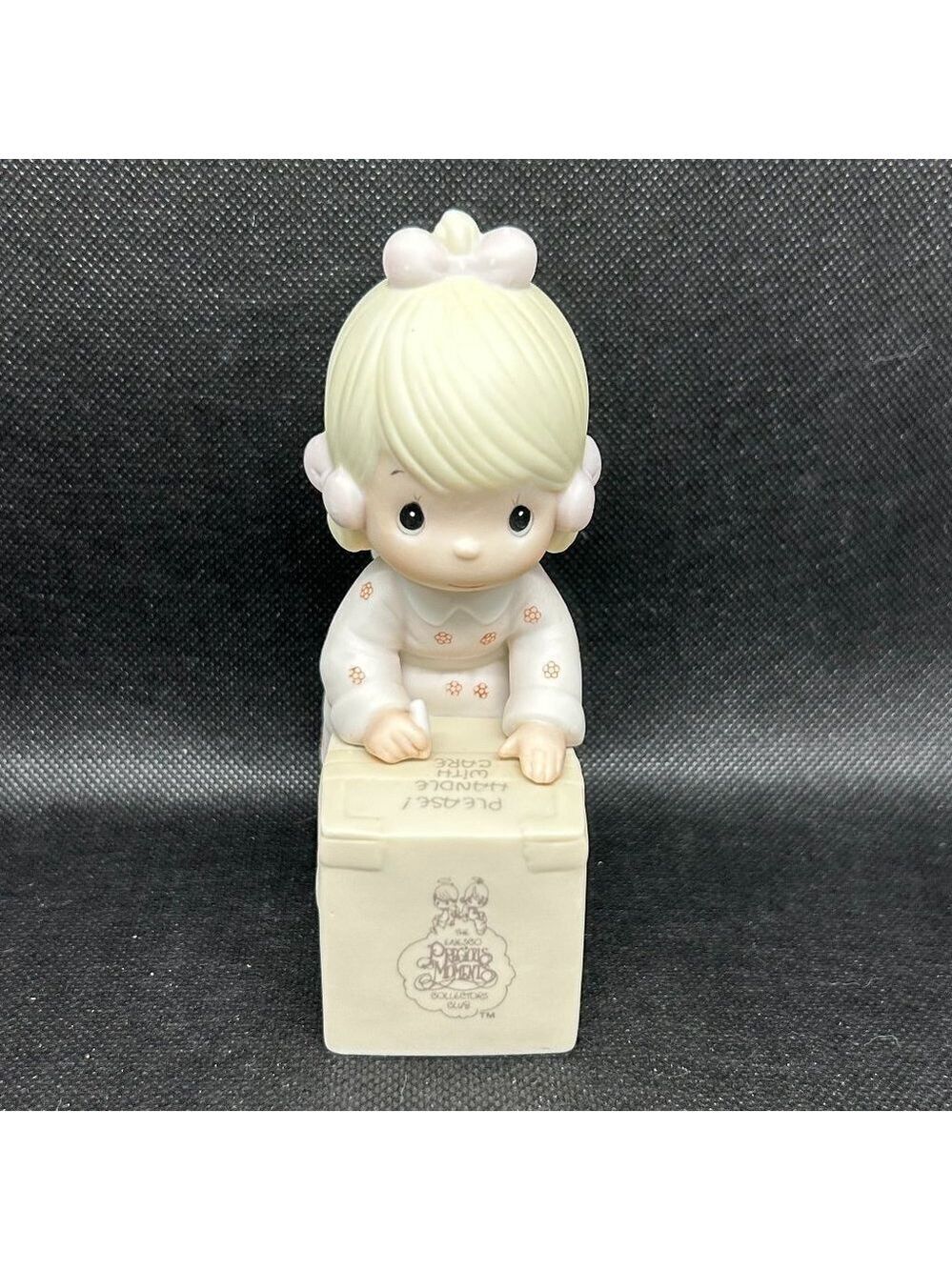 Precious Moments "Sharing is universal" 1987 Collector's Club figurine